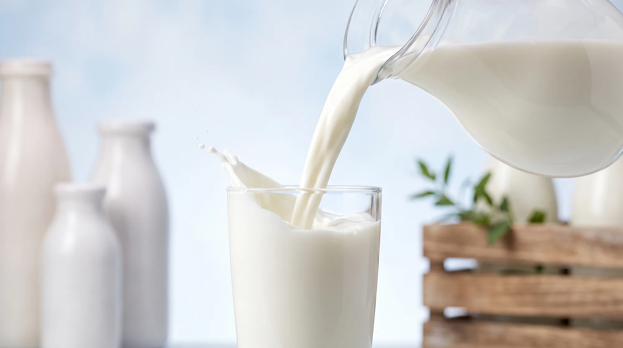 Latte fresco versato in un bicchiere di vetro